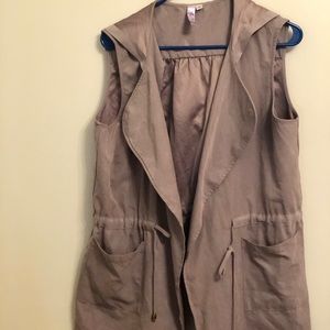 Francesca’s Double Pocket Hooded Vest